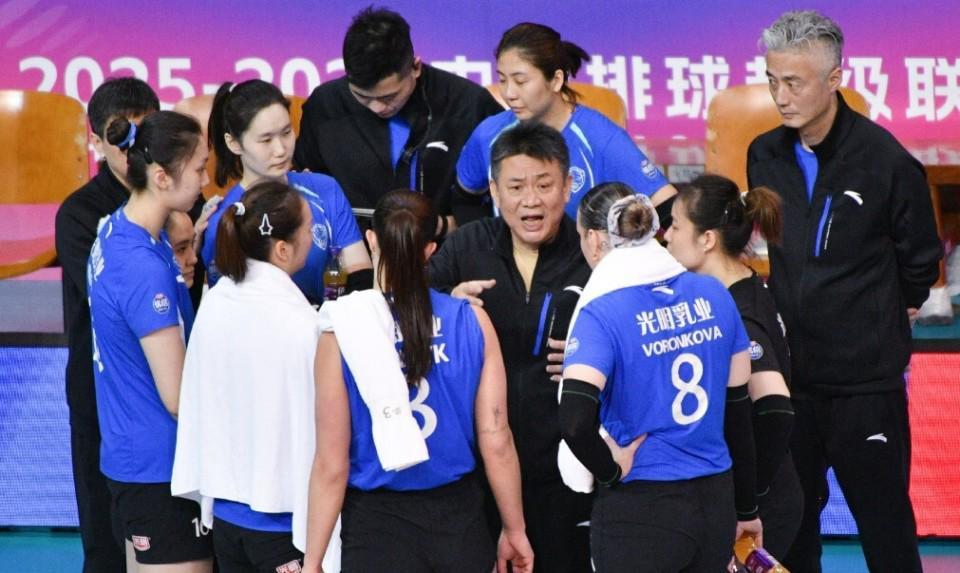 时隔25年再夺冠！上海女排3-0江苏女排，连赢两场2-1逆转捧杯